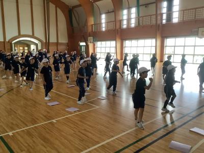 ダンスの練習をする3年生２