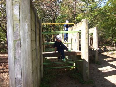 アスレチックで遊ぶ1年生