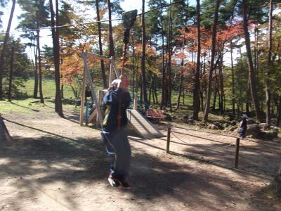 アスレチックで遊ぶ1年生