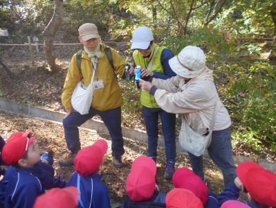 説明を聞く2年生