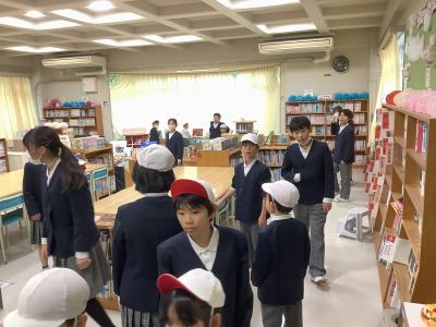 図書室で宝探しをする児童