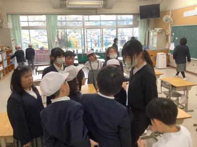 トリックオアトリートを教員に言う児童