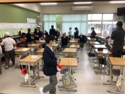 教室の中を探す児童