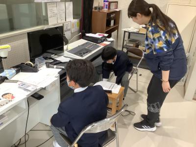 放送を担当する児童