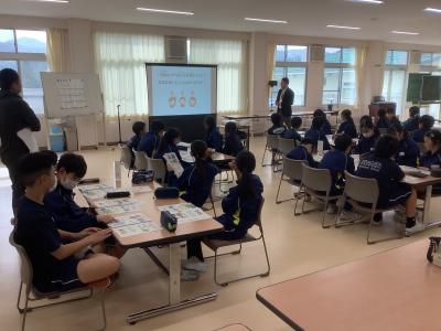 放射線の説明を受ける６年生