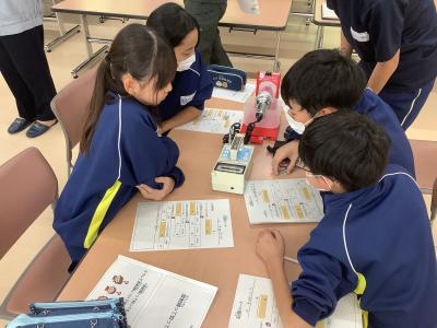 サーボメーターで放射線を測定する６年生