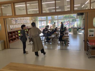 １年生の授業を参観する保護者
