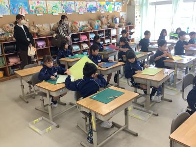 ２年生の授業を参観する保護者