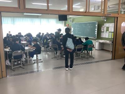 ６年生のクラスを参観する保護者
