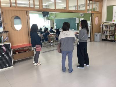 ５年生の授業を参観する保護者