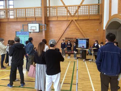 保護者にプレゼンテーションをする６年生