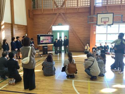 保護者にプレゼンテーションをする６年生２