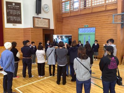 保護者にプレゼンテーションをする６年生３