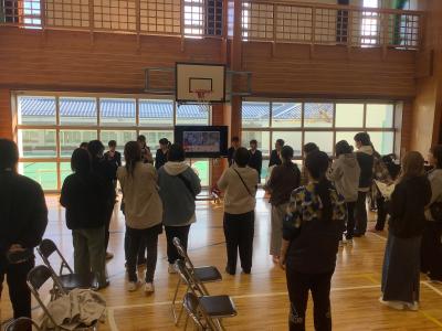 保護者にプレゼンテーションをする６年生４