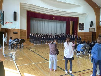 合唱を披露する６年生