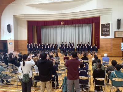 合唱を披露する６年生３