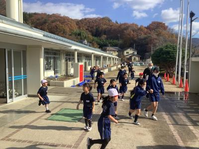 昇降口から避難する児童と教員