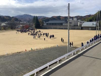 校庭に避難する児童