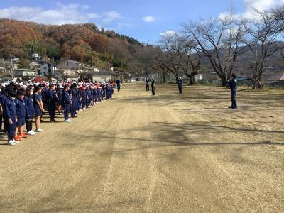 消防士の話を聞く児童