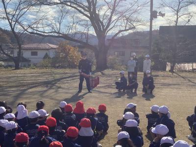 消火器の使い方を説明する消防士