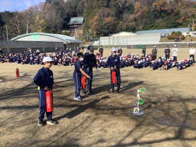 消火器を使う訓練をする児童