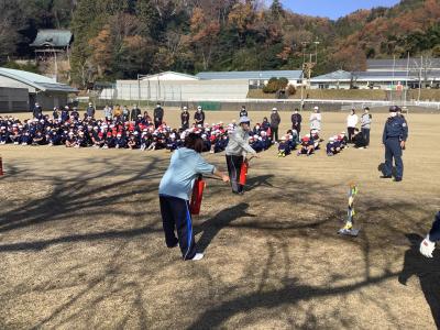 消火器を使う訓練をする教員