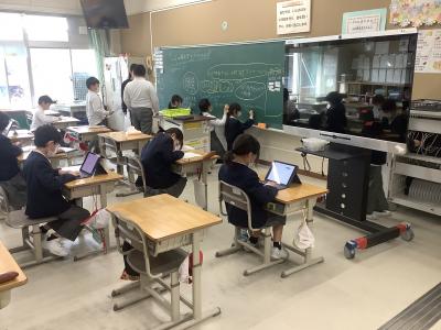 タイピングを練習する３年生