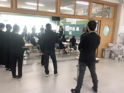 研究授業をする担任とそれを見学する先生たち