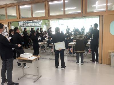 授業を見学する先生たち