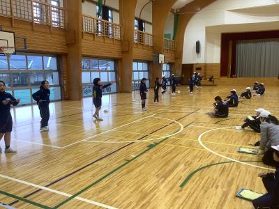 縄跳びの練習をする児童