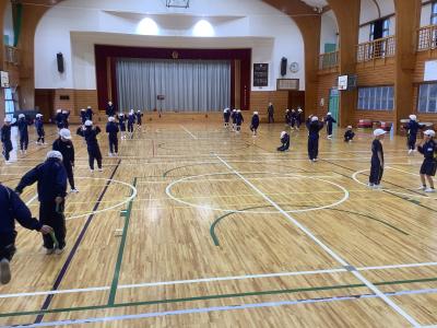 縄跳びの練習をする児童２