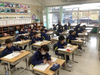 挙手をする児童