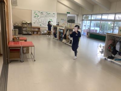 低学年の教室にやってきた鬼