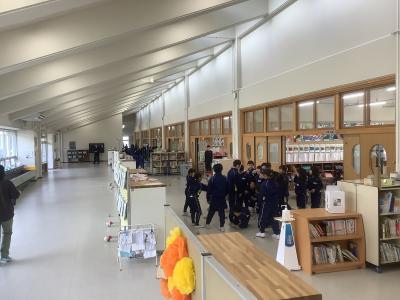 豆をまく低学年