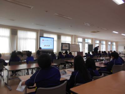 講義を静かに聴く5年生