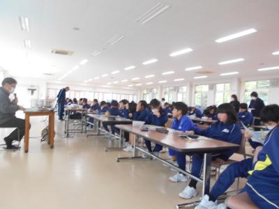 講義を静かに聴く5年生２