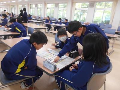 話し合いをする5年生