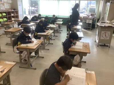 学力検査を受ける1年生
