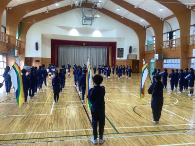 鼓笛練習を後ろから見た様子