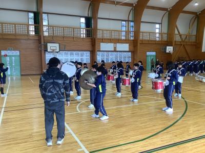 鼓笛練習を左側から見た様子