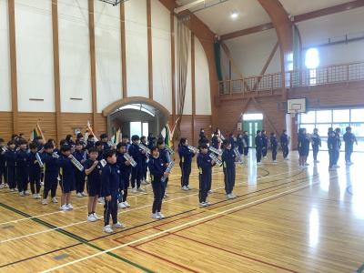 鍵盤ハーモニカ隊を右側から見た様子