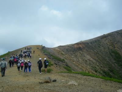 浄土平をフィールドワークする5年生