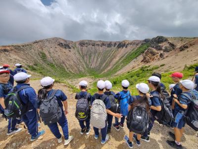 浄土平をフィールドワークする5年生２