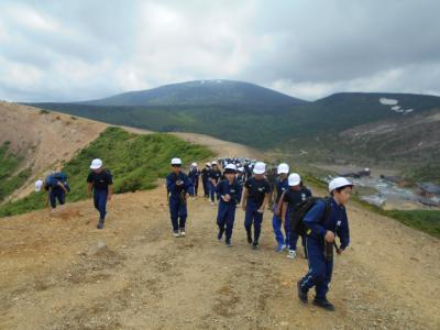 浄土平をフィールドワークする5年生３