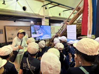 民家園の職員に説明を聞く3年生