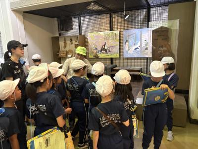 昔の人の暮らしについて説明を受ける3年生