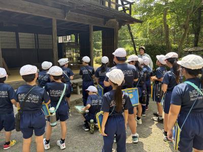 昔の家を見学する3年生