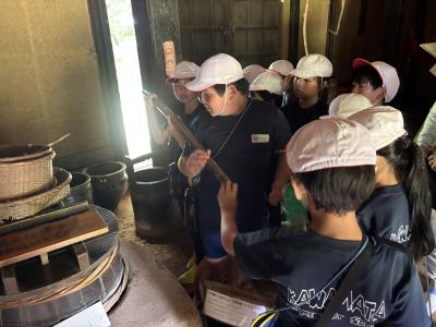 昔の道具を見学する3年生