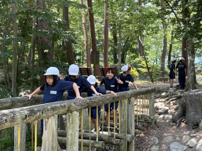 木の橋を渡る3年生