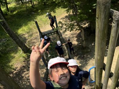 カメラに向かってピースをする3年生